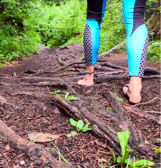 Physiotherapie Solothurn - Erleben Sie die Freiheit natürlicher Fußbewegung beim Barfußlaufen. Entdecken Sie die Vorteile bodenständiger Bewegung für Physiotherapie und ganzheitliches Wohlbefinden.
