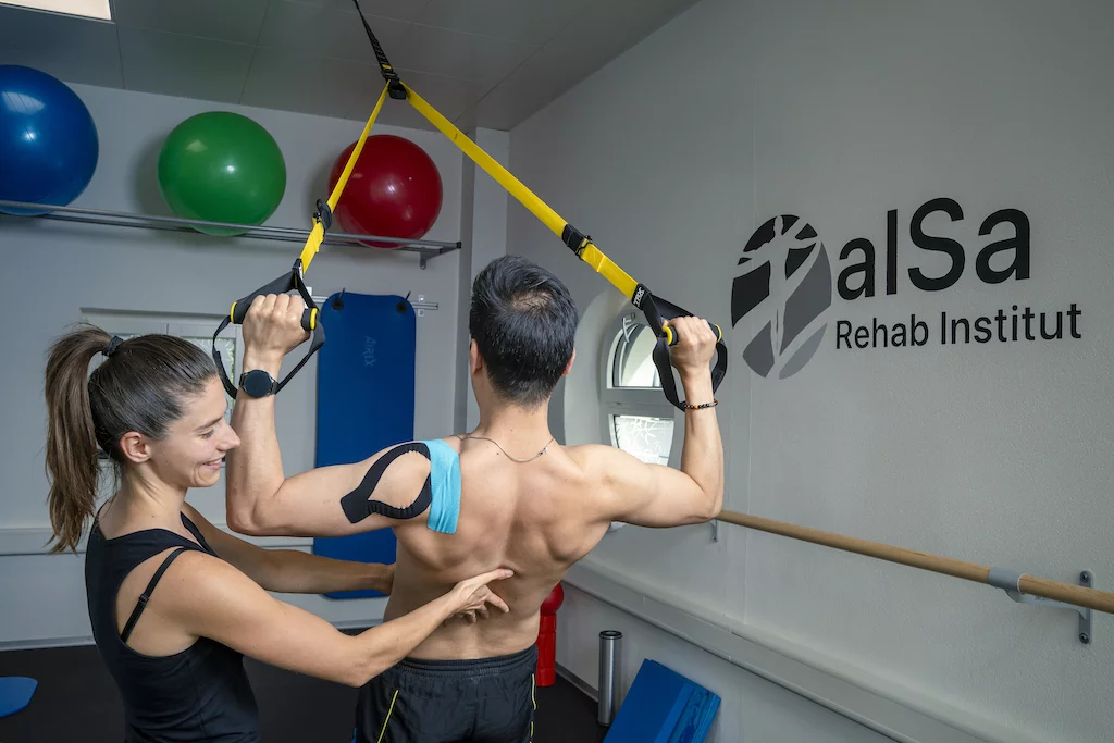 Taping in alSa Rehab. Sportmedizin in Einsatz mit Tape.