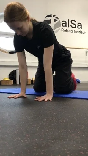 Heben auf den Handflächen_1 bei der therapie in der alSa rehab institut in Solothurn